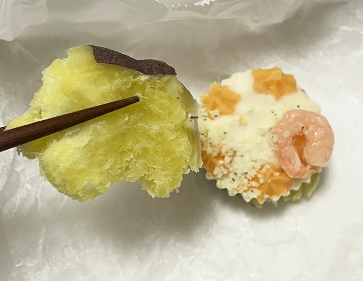 サツマイモでグラタンを挟む写真（撮影：grape編集部）