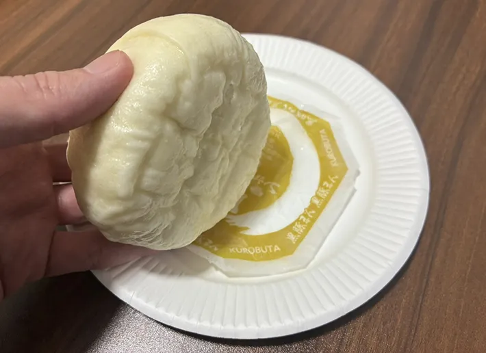 紙をはがした肉まんの写真（撮影：grape編集部）
