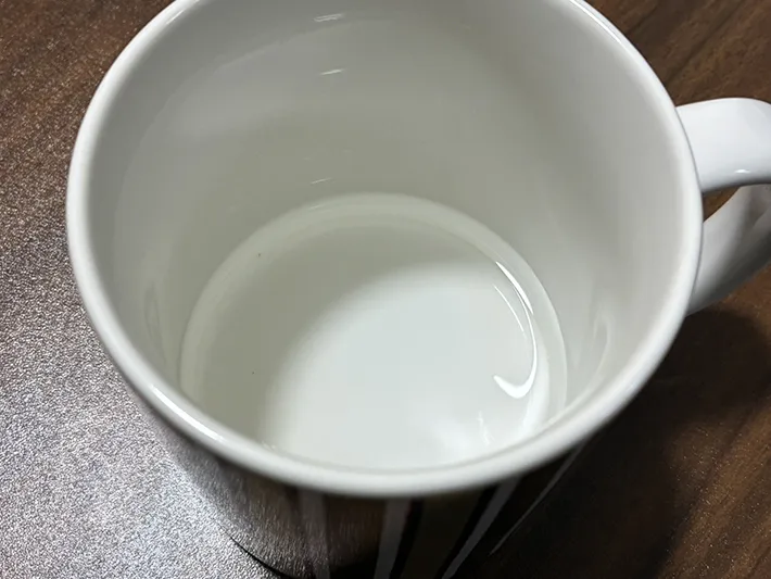 水の入ったマグカップの写真（撮影：grape編集部）