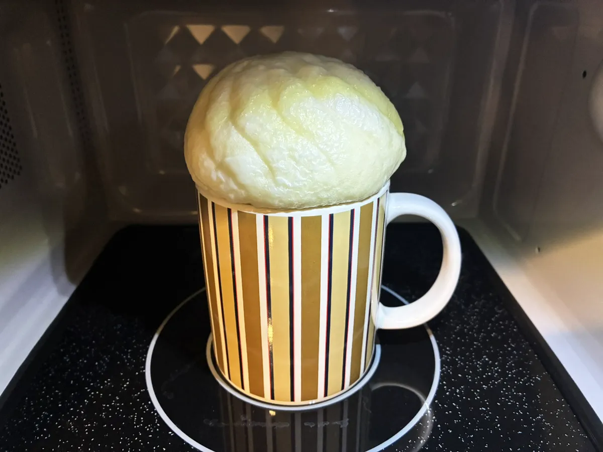 マグカップに乗せた肉まんの写真（撮影：grape編集部）