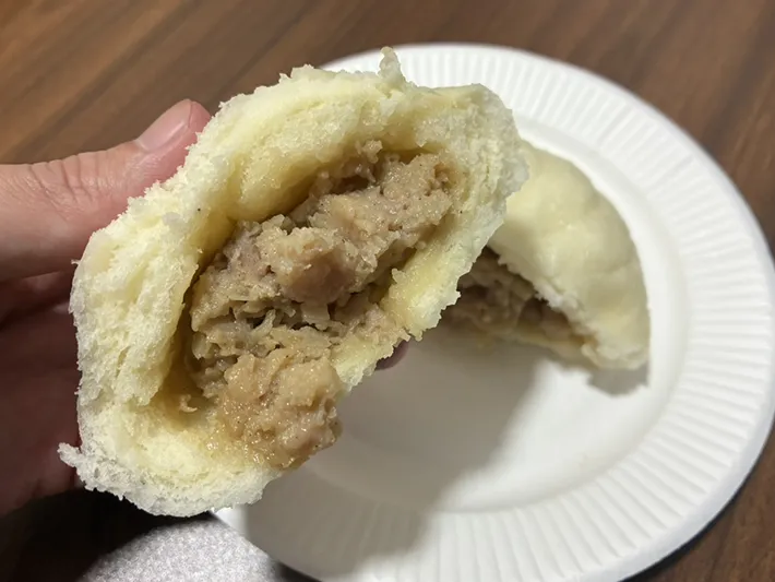 割った肉まんの写真（撮影：grape編集部）