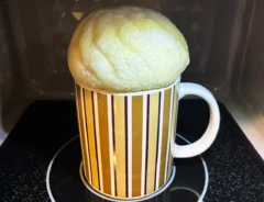 マグカップに乗せた肉まんの写真（撮影：grape編集部）