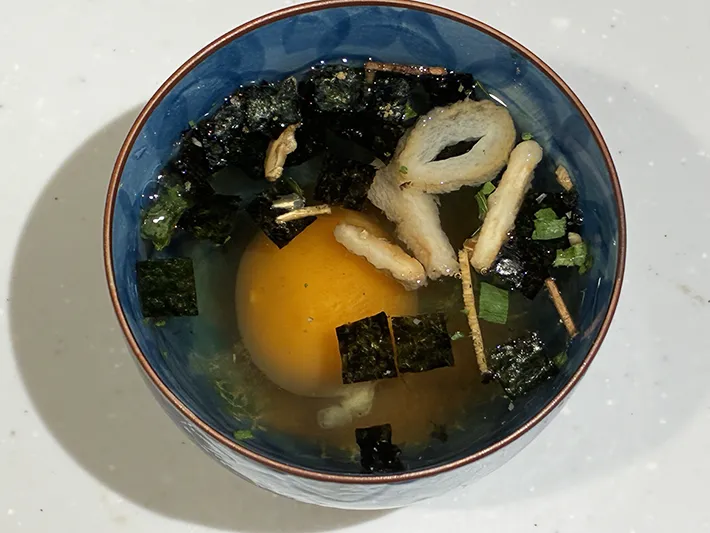 茶碗蒸しの材料が入った
茶碗の写真（撮影：grape編集部）