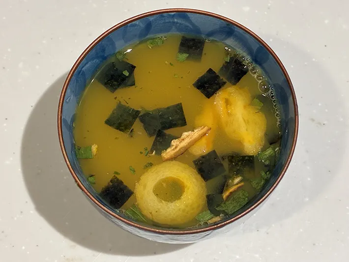 茶碗蒸しの材料が入った
茶碗の写真（撮影：grape編集部）