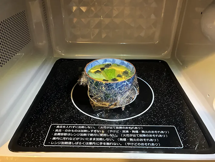 茶碗を入れたレンジの写真（撮影：grape編集部）