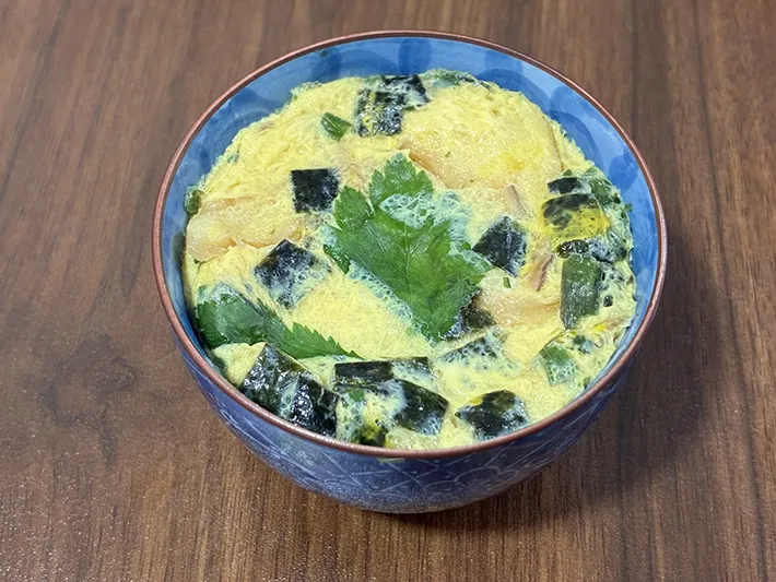 机の上の茶碗蒸しの写真（撮影：grape編集部）