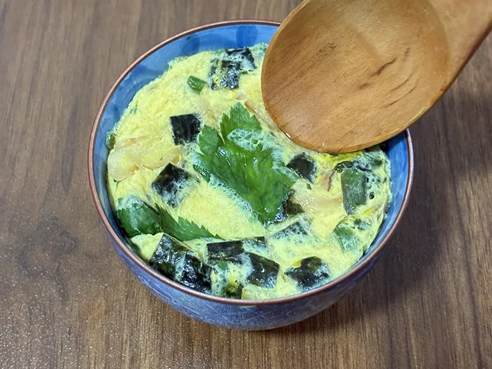 スプーンを立てる茶碗蒸しの写真（撮影：grape編集部）