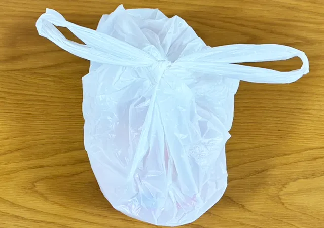 固結びの袋をほどくやり方（撮影：grape編集部）