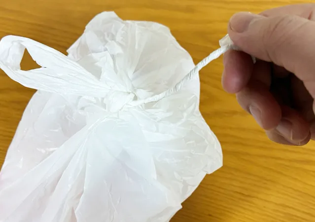 固結びの袋をほどくやり方（撮影：grape編集部）