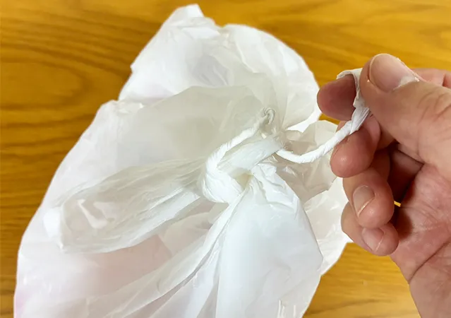 固結びの袋をほどくやり方（撮影：grape編集部）