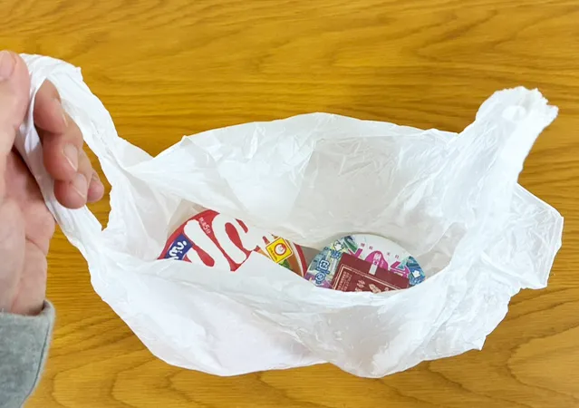 固結びの袋をほどくやり方（撮影：grape編集部）