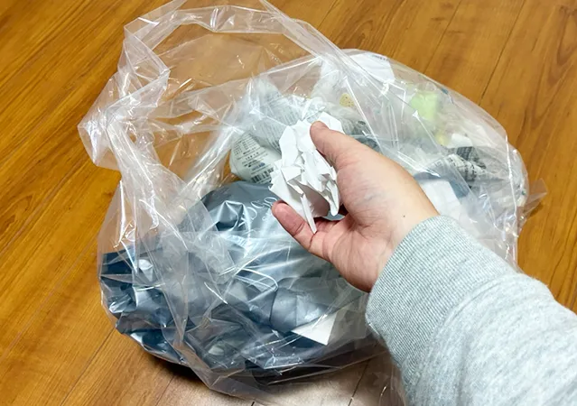 ゴミを捨てているシーン（撮影：grape編集部）