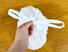 固結びの袋をほどくやり方（撮影：grape編集部）