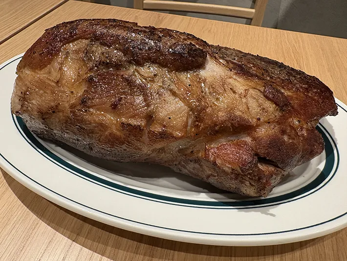 巨大なステーキの写真（撮影：grape編集部）