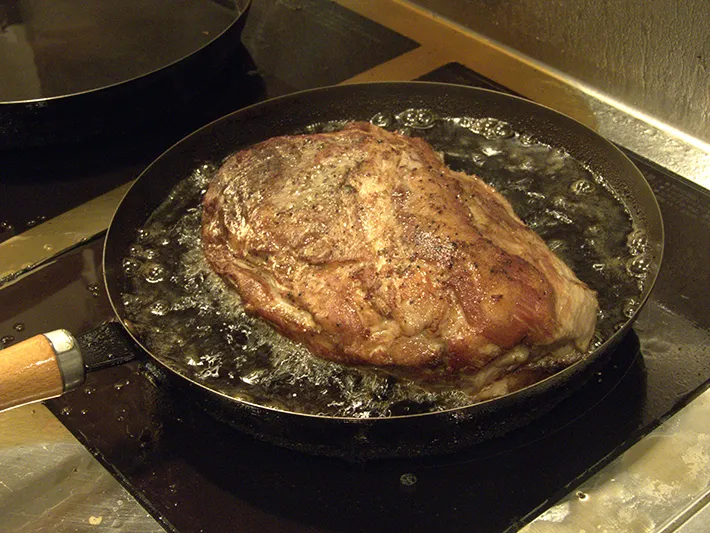 調理中の巨大なステーキの写真（撮影：grape編集部）