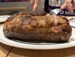 フォークとナイフを入れるステーキの写真（撮影：grape編集部）