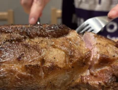 フォークとナイフを入れるステーキの写真（撮影：grape編集部）