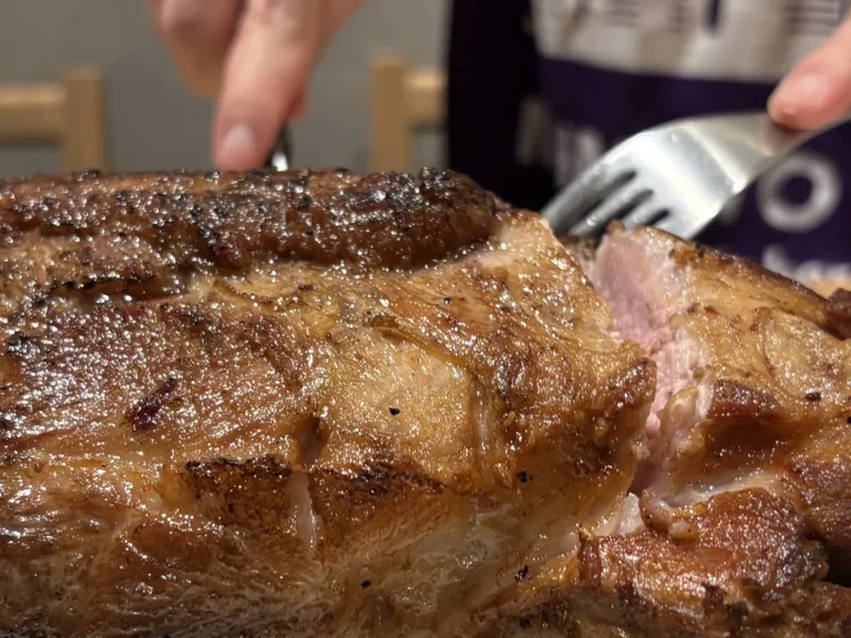 フォークとナイフを入れるステーキの写真（撮影：grape編集部）