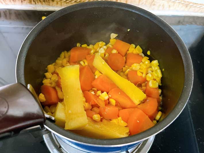 パイナップルの芯を入れたニンジングラッセ（撮影：grape編集部）