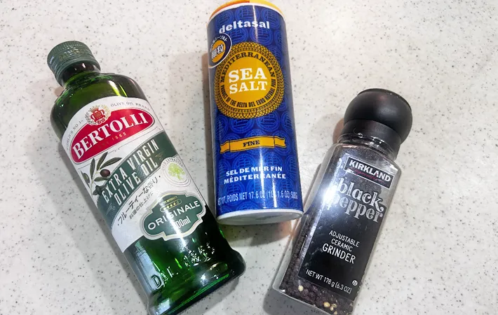 『オリーブオイル塩餅』の材料写真（撮影：エニママ）