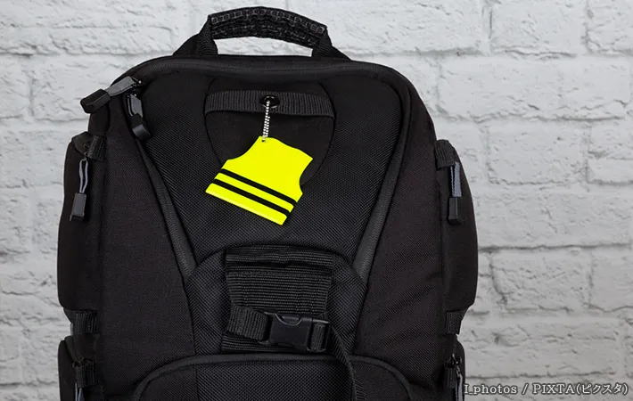 リュックについたリフレクターの写真