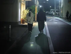 夜道を歩く人の写真