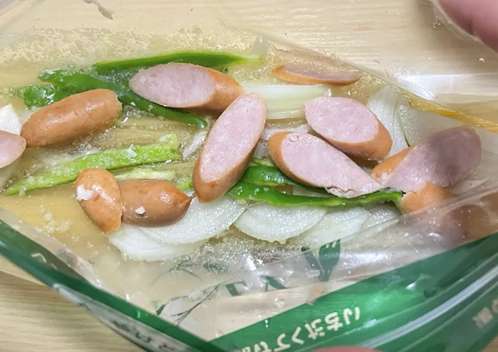 調理バッグに材料を入れる写真（撮影：grape編集部）