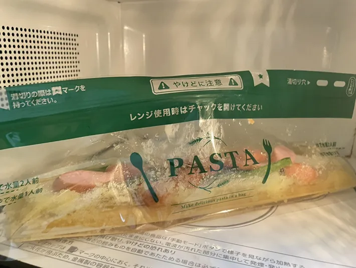 調理バッグを電子レンジに入れる写真（撮影：grape編集部）