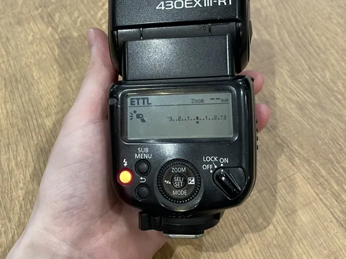 ストロボの写真（撮影：grape編集部）