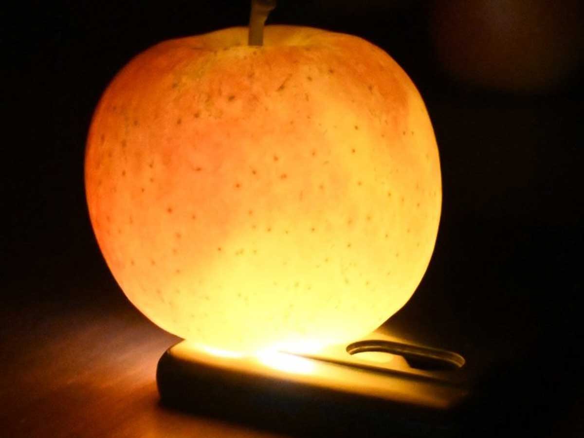 スマホで照らされたリンゴ
