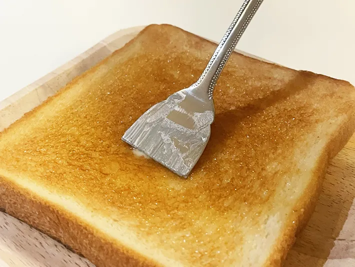 トーストにバターを塗っている写真（撮影：grape編集部）