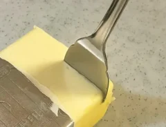 ヘラでバターを切る写真（撮影：grape編集部）