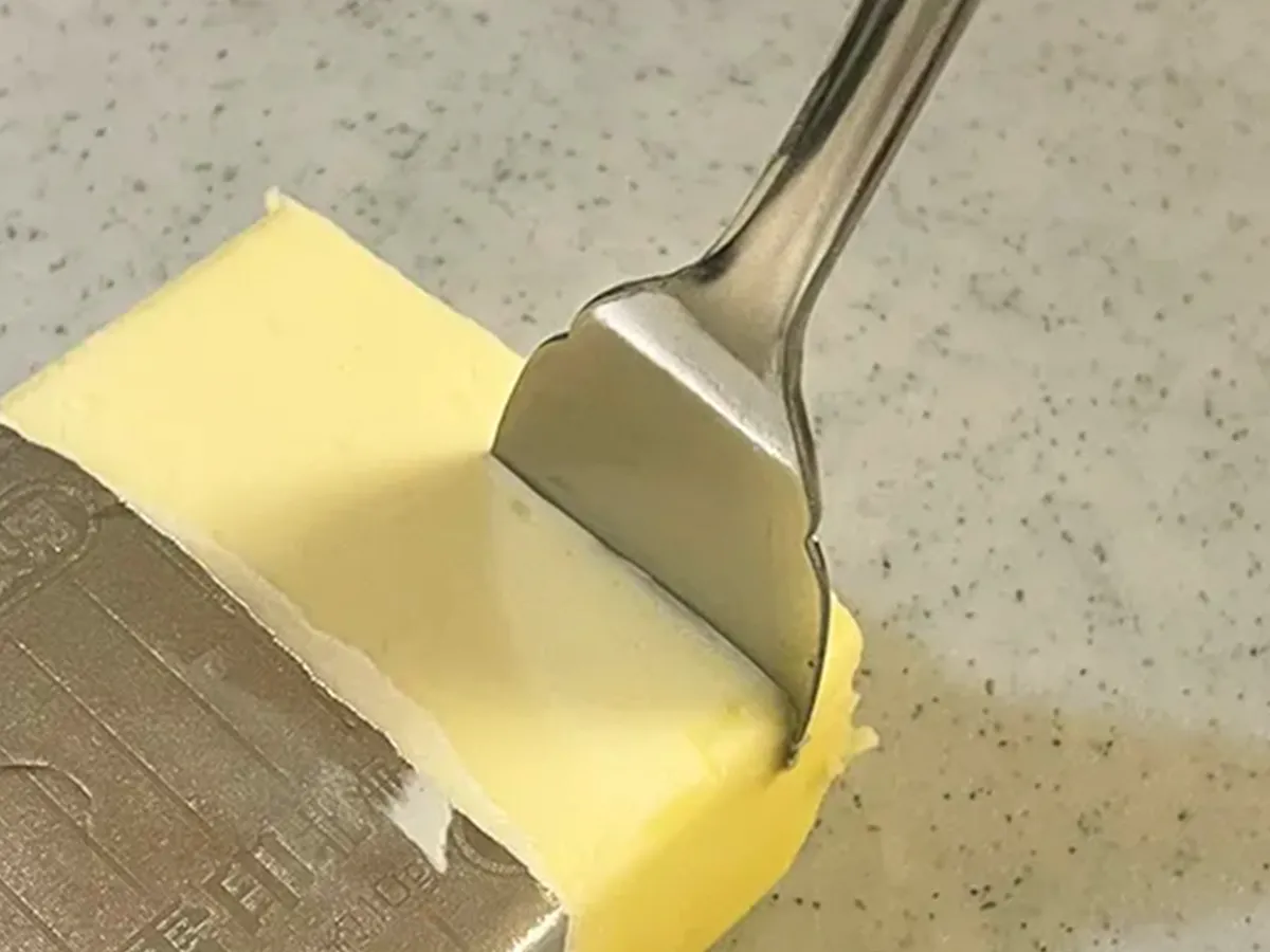 ヘラでバターを切る写真（撮影：grape編集部）