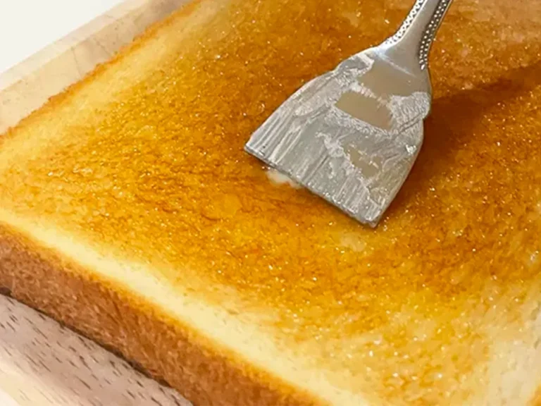 ヘラでバターを塗る写真（撮影：grape編集部）