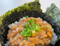 海苔を敷いたお茶碗に納豆ご飯を入れた写真（撮影：grape編集部）