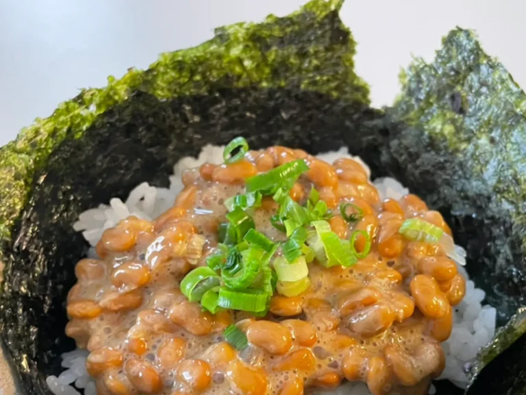 海苔を敷いたお茶碗に納豆ご飯を入れた写真(撮影:grape編集部)