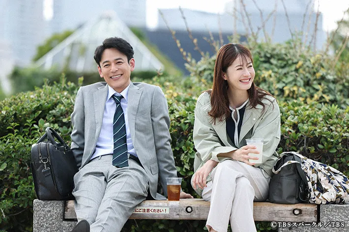 『ザ・ロイヤルファミリー』に出演する妻夫木聡さんと松本若菜さんが写る場面写真