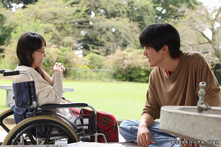 『ザ・ロイヤルファミリー』に出演する中嶋朋子さんさんと目黒蓮さんが写る場面写真