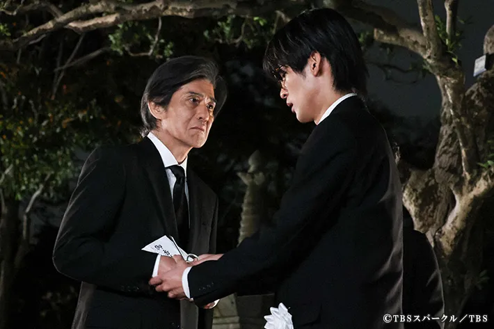 『ザ・ロイヤルファミリー』に出演する佐藤浩市さんさんと目黒蓮さんが写る場面写真