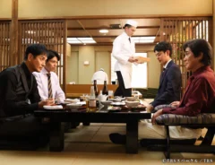 『ザ・ロイヤルファミリー』に出演する佐藤浩市さんさんと沢村一樹さんが写る場面写真