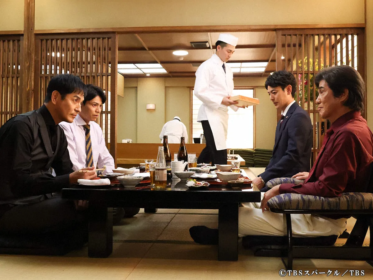 『ザ・ロイヤルファミリー』に出演する佐藤浩市さんさんと沢村一樹さんが写る場面写真