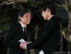 『ザ・ロイヤルファミリー』に出演する佐藤浩市さんさんと目黒蓮さんが写る場面写真