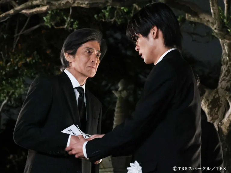 『ザ・ロイヤルファミリー』に出演する佐藤浩市さんさんと目黒蓮さんが写る場面写真