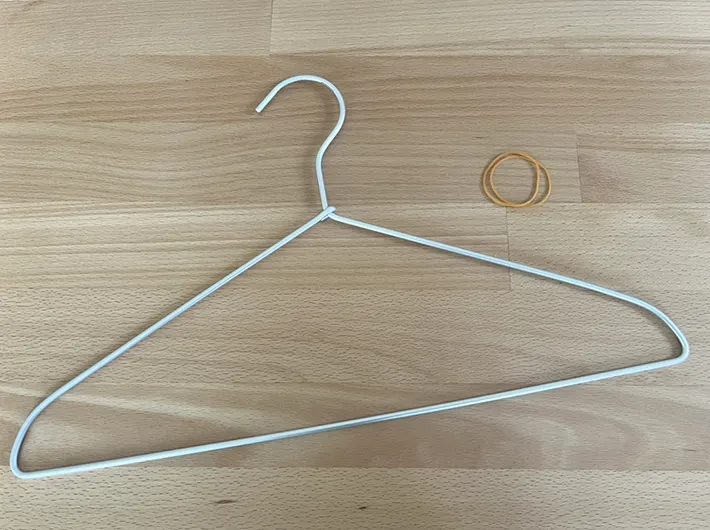 ハンガーと輪ゴムの写真（撮影：grape編集部）