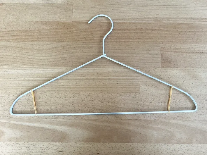 輪ゴムをつけたハンガーの写真（撮影：grape編集部）