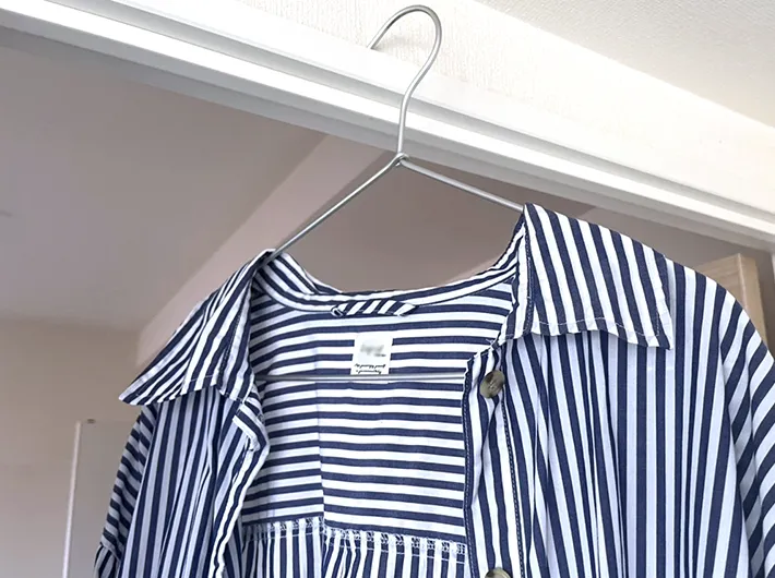 シャツをかけたハンガーの写真（撮影：grape編集部）