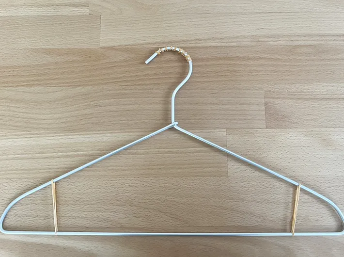 輪ゴムをつけたハンガーの写真（撮影：grape編集部）