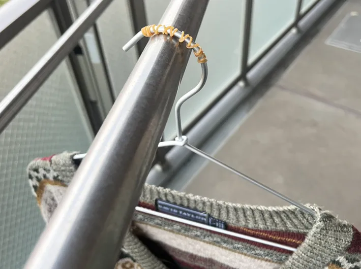 外干ししているカーディガンの写真（撮影：grape編集部）