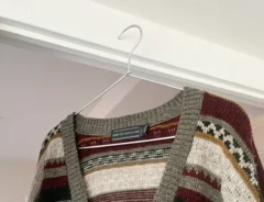 ハンガーにかかったカーディガンの写真（撮影：grape編集部）