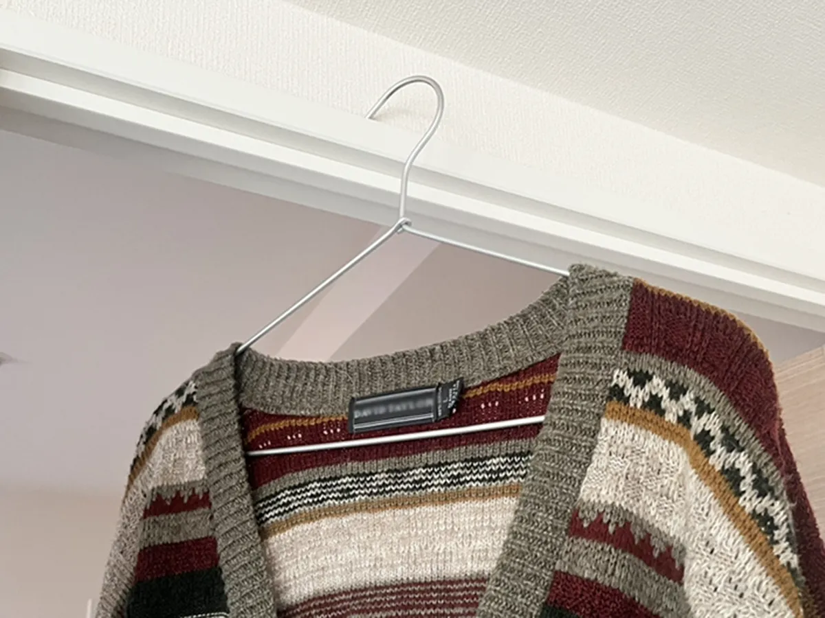ハンガーにかかったカーディガンの写真（撮影：grape編集部）
